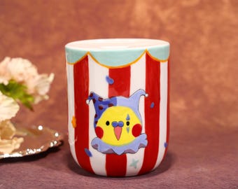 Taza de viaje con diseño de circo Kawaii, pájaro y gato de rayas rojas, taza de cerámica hecha a mano, vaso de cerámica, lindo regalo para ella, decoración de taza