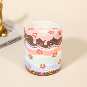 Taza de viaje de cerámica Kawaii con diseño de pastel, glaseado rosa derretido, vaso de café con rayas onduladas en tonos pastel, taza de postre dulce con chispas y diseño floral.