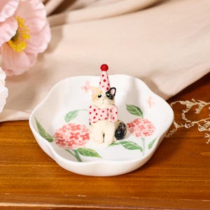 Personalized Cute Cat Ring Dish Handmade Ceramic Pet Jewelry Tray Hand Painted Pink Hydrangea Floral Trinket Bowl CustomPet Portrait Gift