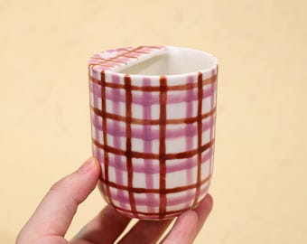 Roze geruite keramische reismok handgemaakte aquarel geruite groef schattige beker theezakje houder woon-werkverkeer koffiekopje esthetische cadeau