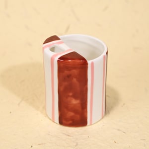 Minimalistisk randig tandborstehållare rosa brun keramisk tumbler söt badrumsdekor estetisk keramik sminkborstekopp handgjord present