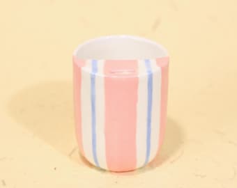Caneca de viagem listrada rosa, pintada à mão, em cerâmica, para café, fofa, em tons pastel, reutilizável, para chá, com estética delicada e feminina.