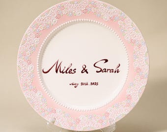 Plato de boda victoriano personalizado con encaje, estilo shabby chic, hecho a mano, recuerdo para despedida de soltera, romántico, coqueta, plato de cerámica, elegancia, perla.