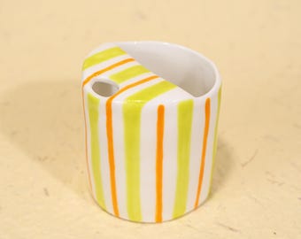 Taza de viaje de cerámica con rayas cítricas, color verde lima y naranja, hecha a mano, con estética colorida y atrevida, regalo único y retro divertido.