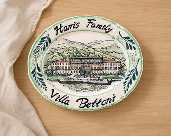 Plato personalizado con retrato de villa, bandeja con nombre familiar personalizado, 27 cm, bandeja de cerámica pintada a mano con forma de casa, regalo de inauguración de casa