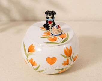 Urna personalizada em cerâmica com tulipas laranja, para memorial de animais de estimação, em tons de azul Klein, com arte botânica e frutas vermelhas, ideal para homenagear a perda de um cão. Urna personalizada em formato de coração, estilo vintage, na cor índigo.