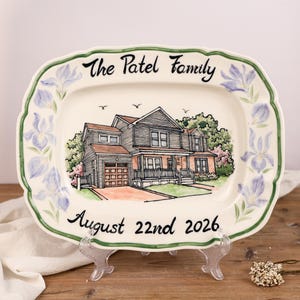 Prato retangular personalizado com íris roxa, borda verde e retrato em aquarela de uma casa. Ideal para presentear em uma casa nova com estilo cottagecore.