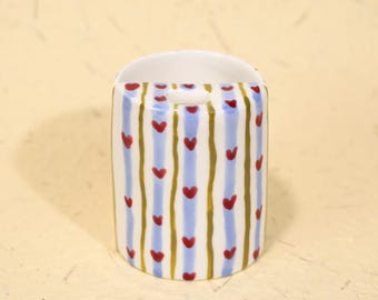 Caneca de viagem Coquette com listras azuis e coração vermelho, caneca de cerâmica fofa feita à mão, copo térmico charmoso e estético, presente romântico para o Dia dos Namorados.