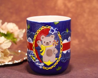 Taza de viaje de cerámica con diseño de oso azul cobalto, hecha a mano, vaso de cerámica, vajilla original para té y café, regalo de arte popular, decoración para ella.