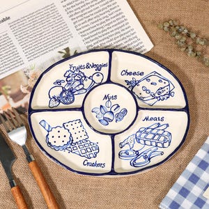 Bandeja de cerámica azul hecha a mano personalizada para aperitivos, plato dividido, ilustración de comida personalizada, boceto azul pintado a mano, regalo divertido para niña.