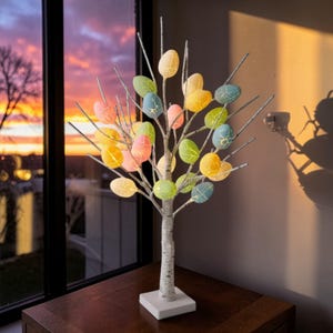 Puede incluir: Un letrero de madera hecho a mano con la palabra "Welcome" en una fuente juguetona. El letrero presenta un fondo blanco desgastado y un marco marrón oscuro, ideal para una puerta principal o entrada.