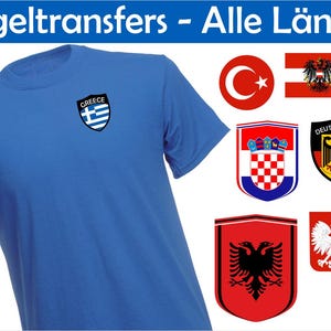 K&ouml;nnte beinhalten: Ein blaues T-Shirt mit einem griechischen Flaggenemblem auf der Brust. Das Bild zeigt auch verschiedene L&auml;nderflaggen und Embleme, darunter die T&uuml;rkei, &Ouml;sterreich, Spanien, Kroatien, Deutschland, Albanien, Polen und Portugal. Der Text "B&uuml;geltransfers - Alle L&auml;nder" steht oben.