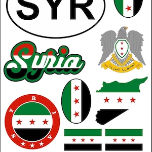 Könnte beinhalten: Eine Sammlung von Aufklebern und Abziehbildern mit der Flagge und den Symbolen Syriens. Enthält den Ländercode "SYR" in einem weißen Oval, das Wort "Syria" in grüner und roter Schrift und verschiedene Flaggenentwürfe.