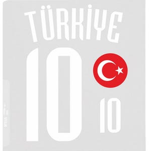 Può includere: Grafica grigia chiara con la parola "TÜRKIYE" sopra il numero "10" in bianco. Un cerchio rosso con una luna crescente e una stella bianche, la bandiera turca, è a destra del numero. Un altro "10" più piccolo è sotto.