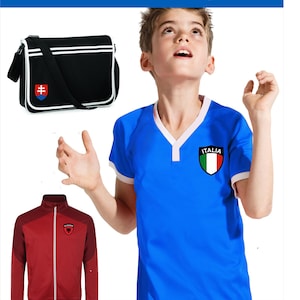 K&ouml;nnte beinhalten: Eine schwarze Umh&auml;ngetasche mit wei&szlig;en Streifen und einem slowakischen Flaggenemblem, ein blaues Fu&szlig;balltrikot mit einem italienischen Flaggenemblem und eine rote Trainingsjacke mit einem albanischen Flaggenemblem. Der Text "Anwendungsbeispiele" steht oben und unten.