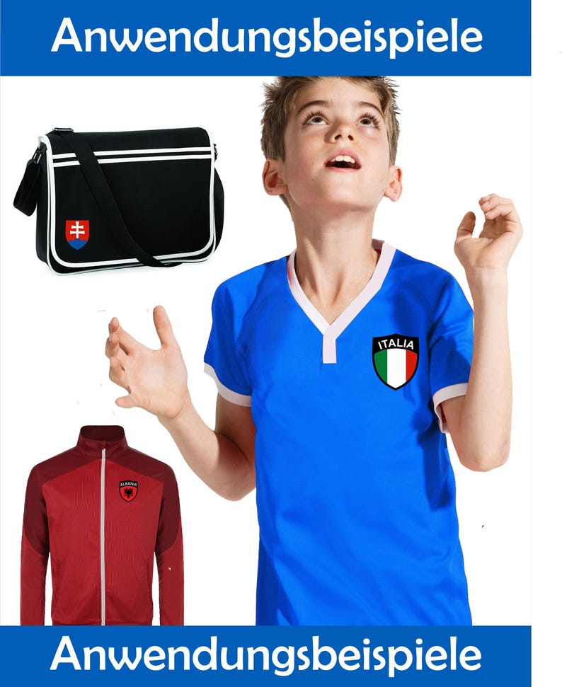 K&ouml;nnte beinhalten: Eine schwarze Umh&auml;ngetasche mit wei&szlig;en Streifen und einem slowakischen Flaggenemblem, ein blaues Fu&szlig;balltrikot mit einem italienischen Flaggenemblem und eine rote Trainingsjacke mit einem albanischen Flaggenemblem. Der Text "Anwendungsbeispiele" steht oben und unten.