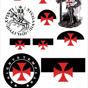 Può includere: Una collezione di adesivi e una statuina raffiguranti i Cavalieri Templari. Gli adesivi includono la croce templare rossa e bianca, l'emblema dei Cavalieri Templari e una raffigurazione di due cavalieri a cavallo.