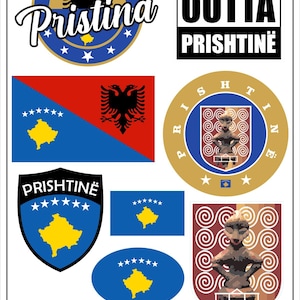 Könnte beinhalten: Eine Sammlung von Aufklebern und Emblemen mit der Stadt Pristina und der Flagge des Kosovo. Designs umfassen ein blau-goldenes kreisförmiges Emblem mit dem Wort "Pristina" und dem Text "Straight Outta Prishtinë".