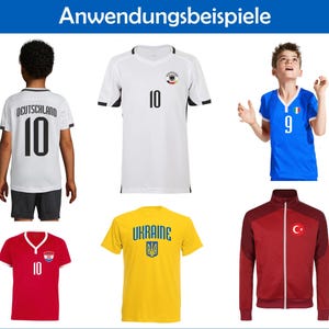 K&ouml;nnte beinhalten: Eine Auswahl an Fu&szlig;balltrikots und eine Trainingsjacke. Die Trikots zeigen die Flaggen von Deutschland, Italien, Kroatien und der Ukraine mit den Nummern 10 oder 9. Die Trainingsjacke ist bordeauxfarben mit t&uuml;rkischer Flagge.