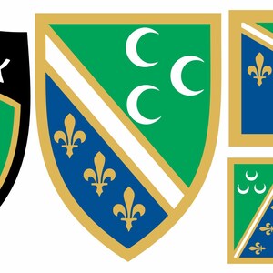 Könnte beinhalten: Eine Sammlung von Sandžak-Flaggen- und Emblem-Designs. Die Designs zeigen einen Schild und rechteckige Flaggen mit grünen, blauen und goldenen Elementen. Der Schild enthält das Wort "SANDŽAK" in weißer Schrift, Halbmonde und Lilien-Symbole.