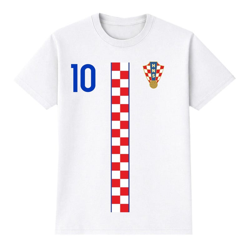 Pu&ograve; includere: Maglietta bianca con un design da maglia da calcio croata. Presenta il numero 10 blu a sinistra, una striscia a scacchi rossi e bianchi al centro e l'emblema croato a destra.
