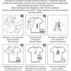K&ouml;nnte beinhalten: Anleitung zum Aufbringen eines Textiltransfers auf Kleidung mit einem B&uuml;geleisen. Die Schritte umfassen das Einstellen des B&uuml;geleisens auf die h&ouml;chste Stufe, das B&uuml;geln des Designs f&uuml;r 5 Sekunden und das Abziehen der Tr&auml;gerfolie. Das Bild zeigt ein T-Shirt mit dem Buchstaben "A".