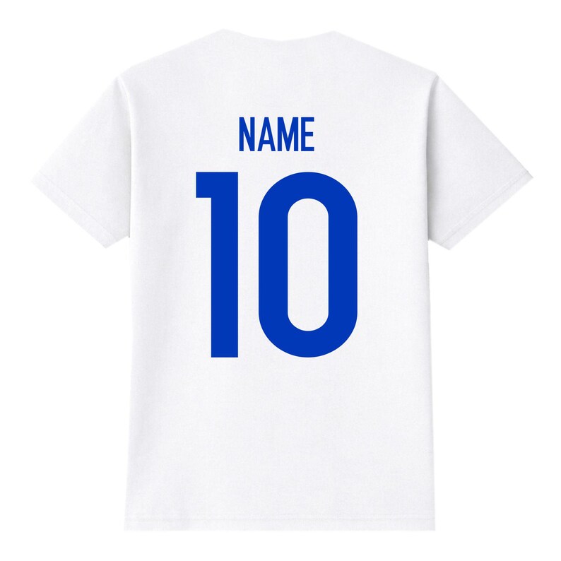 Pu&ograve; includere: T-shirt bianca con la scritta "NAME" in blu sopra il numero "10" in blu. La maglietta &egrave; bianca, con il testo e il numero in un carattere grassetto senza grazie.