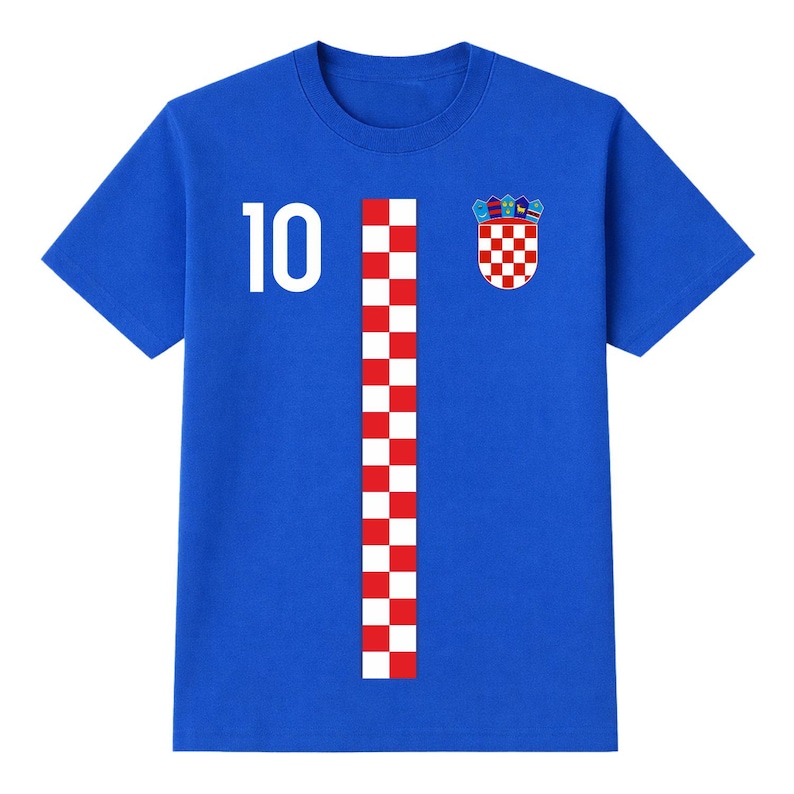 Pu&ograve; includere: Una maglietta blu reale con il numero 10 bianco a sinistra. Una striscia verticale centrale a scacchi rossi e bianchi. Lo stemma croato &egrave; a destra.