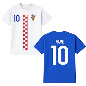 Pu&ograve; includere: Due magliette a maniche corte. Una &egrave; bianca con il numero 10 in blu, una striscia a scacchi rossi e bianchi e uno stemma. L'altra &egrave; blu con il numero 10 e la parola "NAME" in bianco.