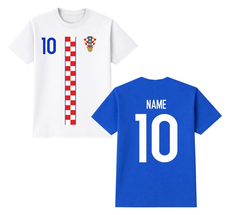 Pu&ograve; includere: Due magliette a maniche corte. Una &egrave; bianca con il numero 10 in blu, una striscia a scacchi rossi e bianchi e uno stemma. L'altra &egrave; blu con il numero 10 e la parola "NAME" in bianco.