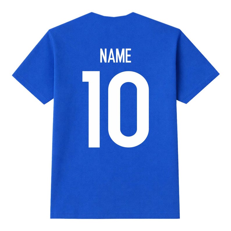 Pu&ograve; includere: Una maglietta blu reale con la scritta "NAME" in bianco sopra il numero "10". Il numero &egrave; grande e centrato sul retro della maglietta. La maglietta ha maniche corte e scollo tondo.