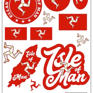 Könnte beinhalten: Eine Sammlung von Aufklebern und Abziehbildern zum Thema Isle of Man. Designs umfassen die Flagge der Isle of Man, das Symbol der drei Beine und den Text "Ellan Vannin - Isle of Man" und "Isle of Man". Die Aufkleber sind rot und weiß.