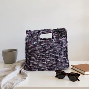 Bolsa de mão multicolorida em ráfia, feita à mão, estruturada, minimalista e com design urbano.