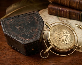 Personalisierte Messing Kompass Alethiometer Einzigartiges Design mit Nautischem Dekor Ledertasche-Abenteuer Reisegeschenk