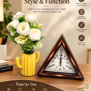 Peut inclure: Un vase jaune en forme de cactus contenant un bouquet de fleurs artificielles blanches à côté d'une horloge triangulaire en bois brun foncé avec un cadran blanc portant le texte Jones & Humbold, EST 1983, et OXFORD, avec des aiguilles noires.