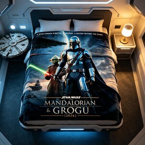 Pode incluir: Um edredom com tema Star Wars com The Mandalorian e Grogu. O design inclui imagens dos personagens, uma nave espacial e o texto "STAR WARS THE MANDALORIAN & GROGU (2026)". O edredom &eacute; azul, preto e cinza.