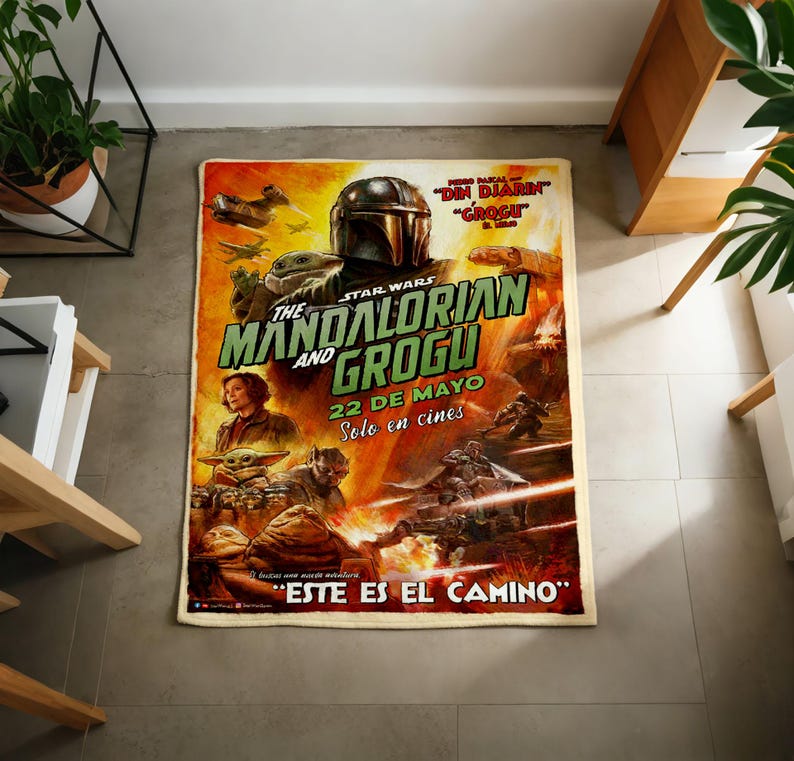 Pode incluir: Um tapete retangular com o cartaz do filme "The Mandalorian and Grogu" de Star Wars. O tapete apresenta um design vibrante com personagens e texto em ingl&ecirc;s e espanhol. O tapete &eacute; retangular e parece ser feito de um material macio.