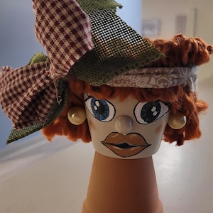 Handgjort lerkrukahuvud för damplantering | Nyckfull trädgårdsdekoration | Handmålat ansikte med tyghatt | Unik suckulenthållare #184