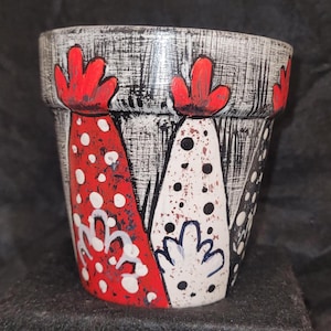 Handgeschilderde Chicken Face terracotta pot | Grillige boerderijplanter | Rustieke zwart-witte bloempot voor volkskunst | Grappig kippendecor