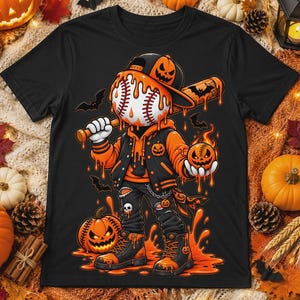 Może przedstawiać: Czarny t-shirt z grafiką postaci z głową w kształcie piłki baseballowej, w czapce i kurtce typu varsity, pokrytej pomarańczowym szlamem. Postać trzyma kij baseballowy i małą dynię, w otoczeniu nietoperzy oraz kałuż pomarańczowej cieczy.