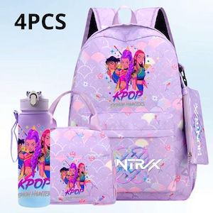 Może przedstawiać: Czteroczęściowy zestaw w kolorze fioletowym, zawierający plecak, torbę na lunch, piórnik i butelkę na wodę. Zestaw ma motyw KPOP z ilustracjami postaci w stylu anime i tekstem "KPOP Demon Hunters" na każdym elemencie.