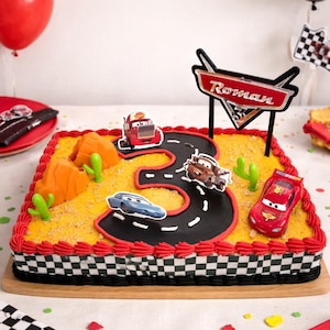 Verjaardagstaarttopper met autothema | Verjaardagsfeestje racen | Gepersonaliseerde naam feestdecoratie | Acryl taarttopper | Geïnspireerd door Bliksem McQueen