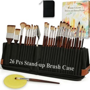 Puede incluir: Un juego de 26 pinceles artísticos con mangos de madera oscura y virolas plateadas, presentados en un estuche negro plegable con el texto 26 Pcs Stand-up Brush Case. Incluye una esponja amarilla, un estuche negro y una caja con el texto Where Colors Dance and Ideas Flow.
