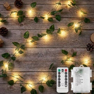 Peut inclure: Une guirlande de feuilles de lierre artificielles vertes entrelacées de lumières LED blanc chaud. L'ensemble comprend une télécommande blanche avec des boutons de mode et de variation, ainsi qu'un boîtier à piles transparent avec neuf fonctions.