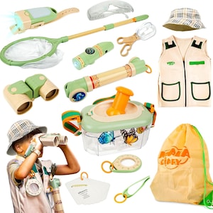 Op de afbeelding: Een verzameling buitenspeelgoed voor kinderen, waaronder een verrekijker, een insectenvanger, een net, een zaklamp en een vest. De items zijn voornamelijk groen en beige, met oranje en gele accenten. Een kind draagt een hoed en gebruikt een verrekijker.