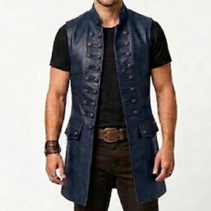 Pode incluir: Um colete de couro azul marinho com gola mandarim e fecho de bot&otilde;es de dupla abotoadura. O colete tem dois bolsos frontais e um corte longo e sob medida. O colete &eacute; usado sobre uma camiseta preta e cal&ccedil;as marrons.