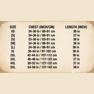 Pode incluir: Um gr&aacute;fico bege exibe as medidas de tamanhos de roupas. Os tamanhos variam de XS a 5XL, com medidas de peito em polegadas e cm, e comprimentos em polegadas. O gr&aacute;fico fornece um guia de tamanhos para vestu&aacute;rio.