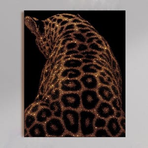 Può includere: Una stampa artistica da parete rettangolare che raffigura un leopardo visto da dietro, reso con una texture glitterata dorata scintillante su uno sfondo nero solido. La figura felina mostra le caratteristiche macchie scure del leopardo in oro.