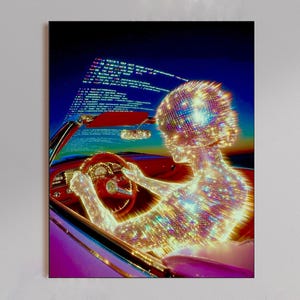 Könnte beinhalten: Ein digitaler Kunstdruck, der eine funkelnde, mit Glitzer bedeckte Figur am Steuer eines roten Oldtimer-Cabriolets zeigt. Die Szene spielt vor einem dunklen Himmel mit leuchtenden blauen Zeilen aus Computercode über dem Armaturenbrett.