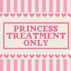 Könnte beinhalten: Ein Kreuzstichmuster mit cremefarbenem Hintergrund, rosa vertikalen Streifen und rosa Herzakzenten. Der Text "PRINCESS TREATMENT ONLY" wird in Rosa in einem rechteckigen Rahmen angezeigt.